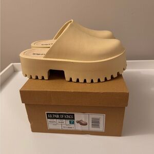 KK Pair of Kings Nude Slip-On Clogs Size 7